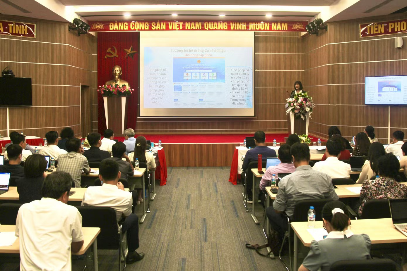 Chia sẻ bài báo trên mạng xã hội, trường hợp nào bị phạt 20-30 triệu đồng? - Ảnh 1.