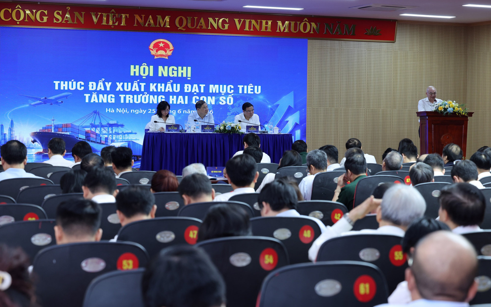 Loạt mặt hàng Việt Nam đối diện nguy cơ 'bão' thuế từ Mỹ, Phó Thủ tướng lập tức ra chỉ đạo - Ảnh 1.