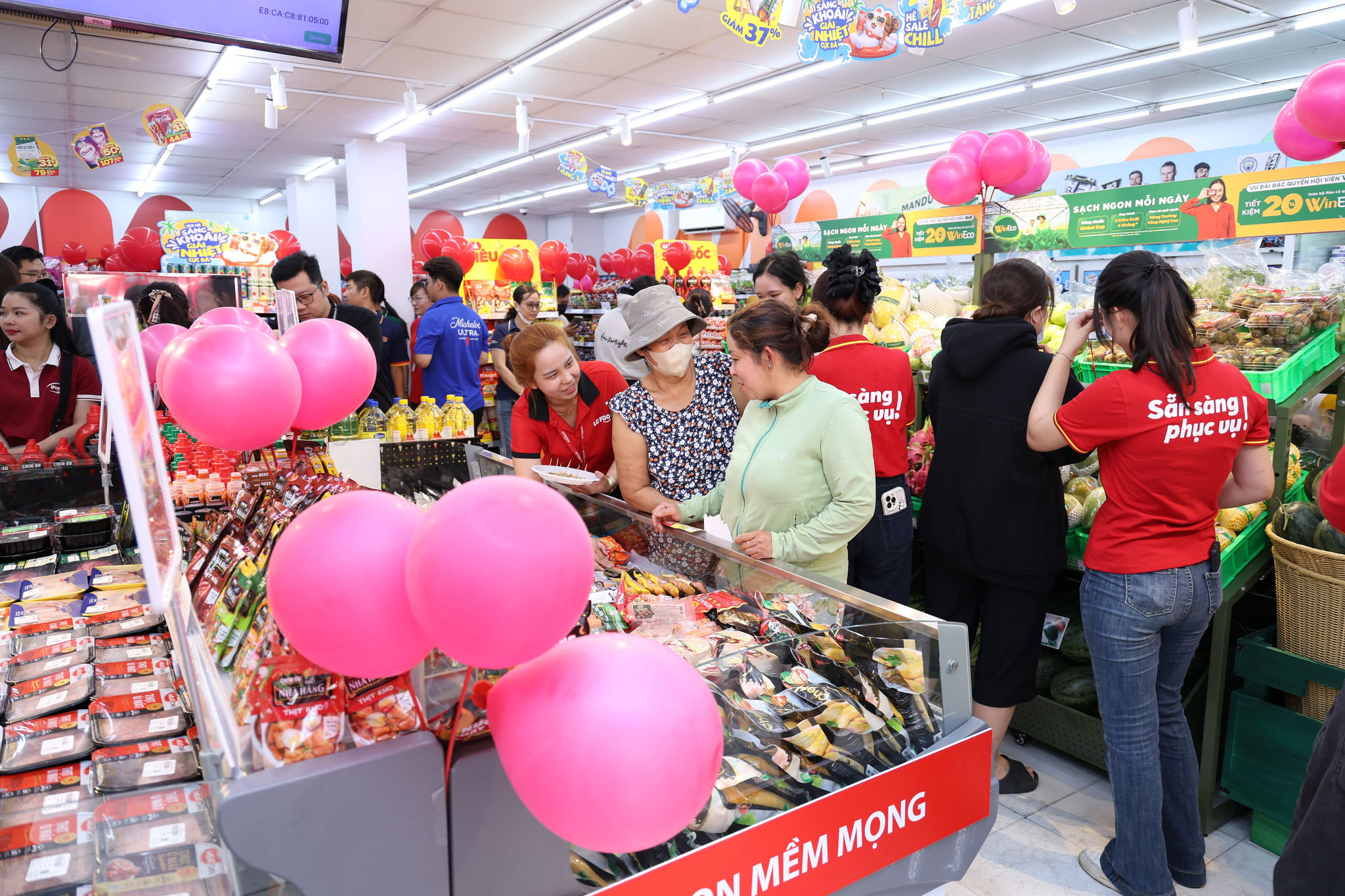Người tiêu dùng mua sắm tại cửa hàng WinMart+