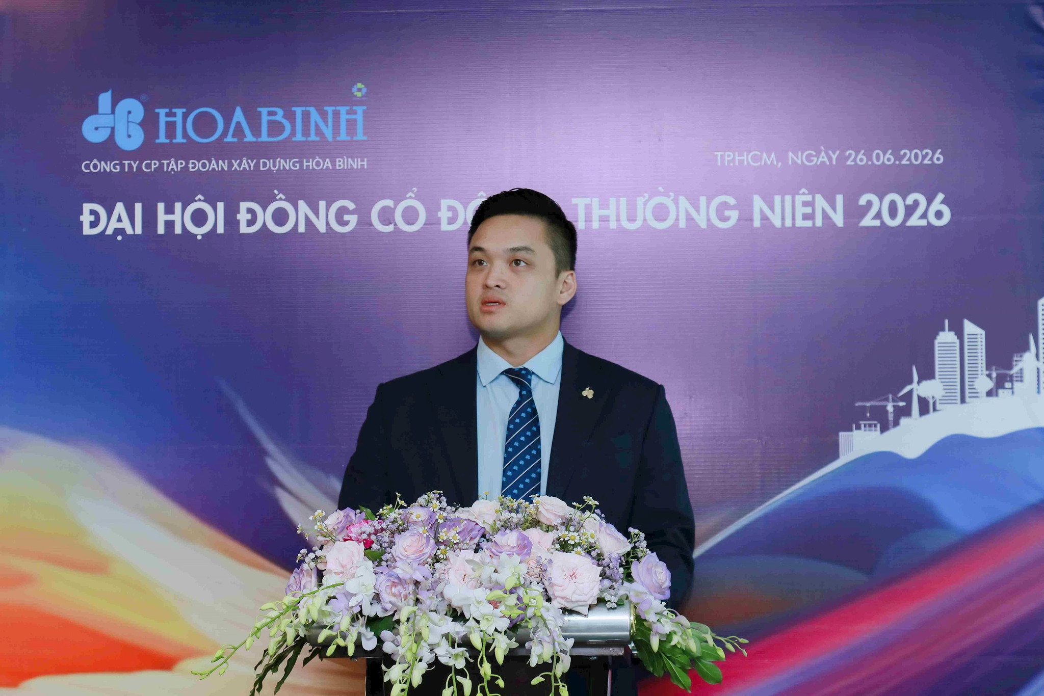3_ong-le-viet-hieu-trinh-bay-ve-bao-cao-cua-hdqt-va-ban-tgd-compressed.jpg