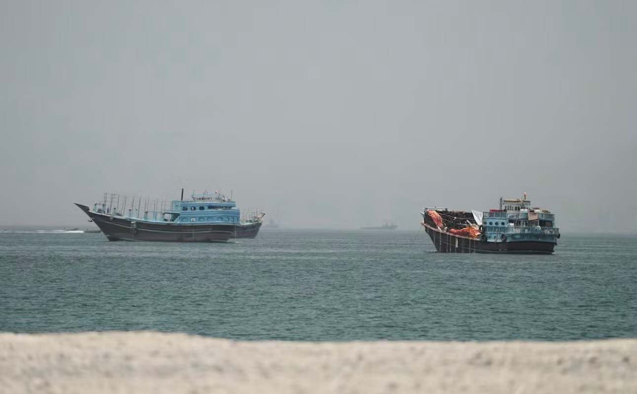 Tàu qua eo biển Hormuz lại bị tấn công, Liên Hợp Quốc dừng kế hoạch sơ tán hàng ngàn thuyền viên - Ảnh 1.