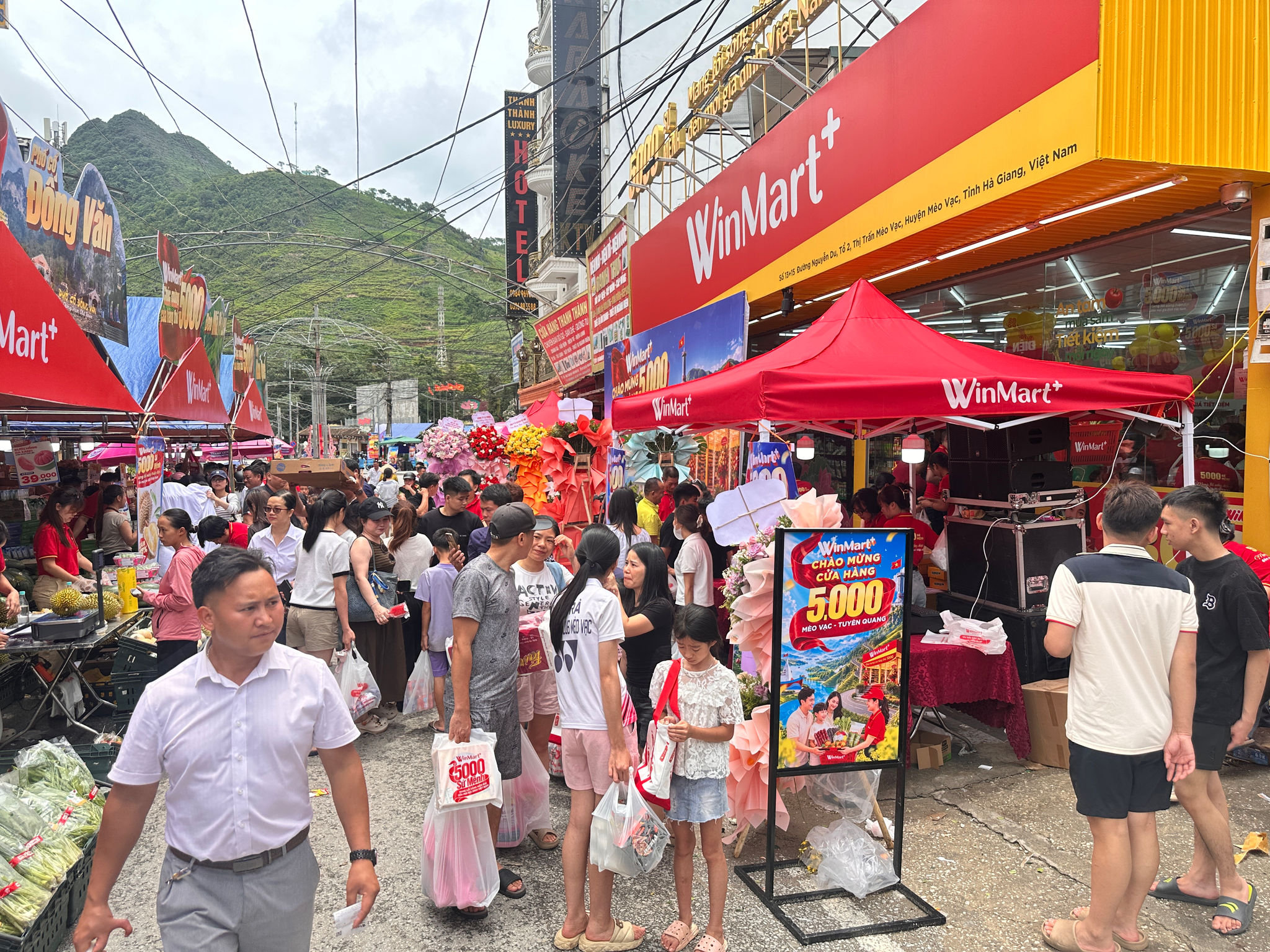 Không khí mua sắm sôi động tại cửa hàng WinMart+ thứ 5.000