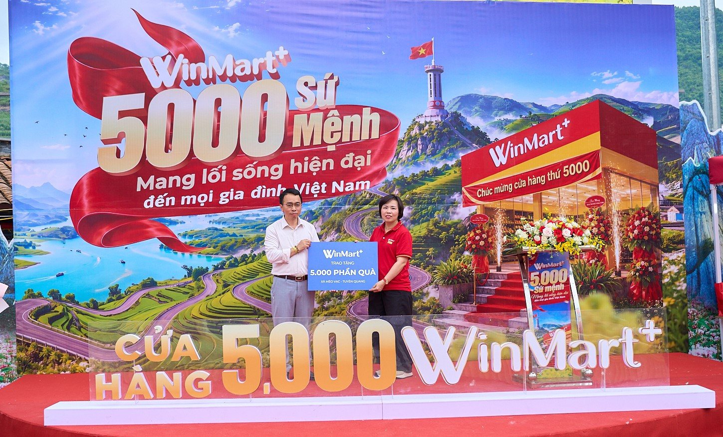 Đại diện WinMart+ trao tặng 5.000 phần quà cho các hộ gia đình các xã Mèo Vạc, Đường Hồng và Yên Cường thuộc tỉnh Tuyên Quang (1)