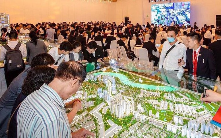 Với đặc thù phụ thuộc trực tiếp vào giao dịch thị trường, nhóm doanh nghiệp môi giới bất động sản thường chịu tác động nhanh khi thanh khoản giảm