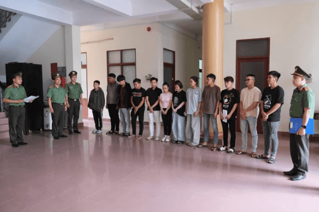 Bắt giam 12 đối tượng mua bán trái phép 3.500 tài khoản ngân hàng - Ảnh 1.