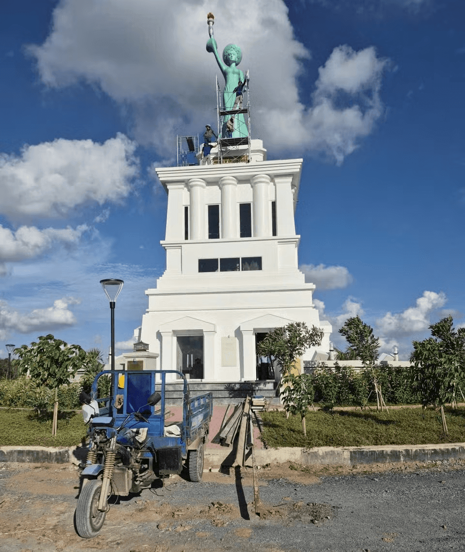 Dừng thi công, lập biên bản xử lý tượng 'Nữ thần khai phóng' của bà Đặng Thị Hoàng Yến - Ảnh 1.