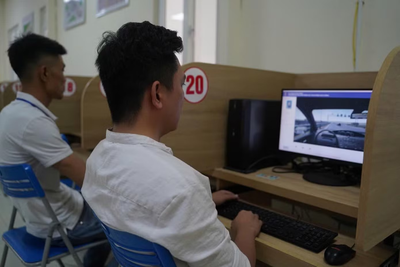 Chính thức bỏ bài thi mô phỏng tình hống giao thông trong sát hạch lái xe từ 1/7 - Ảnh 1.