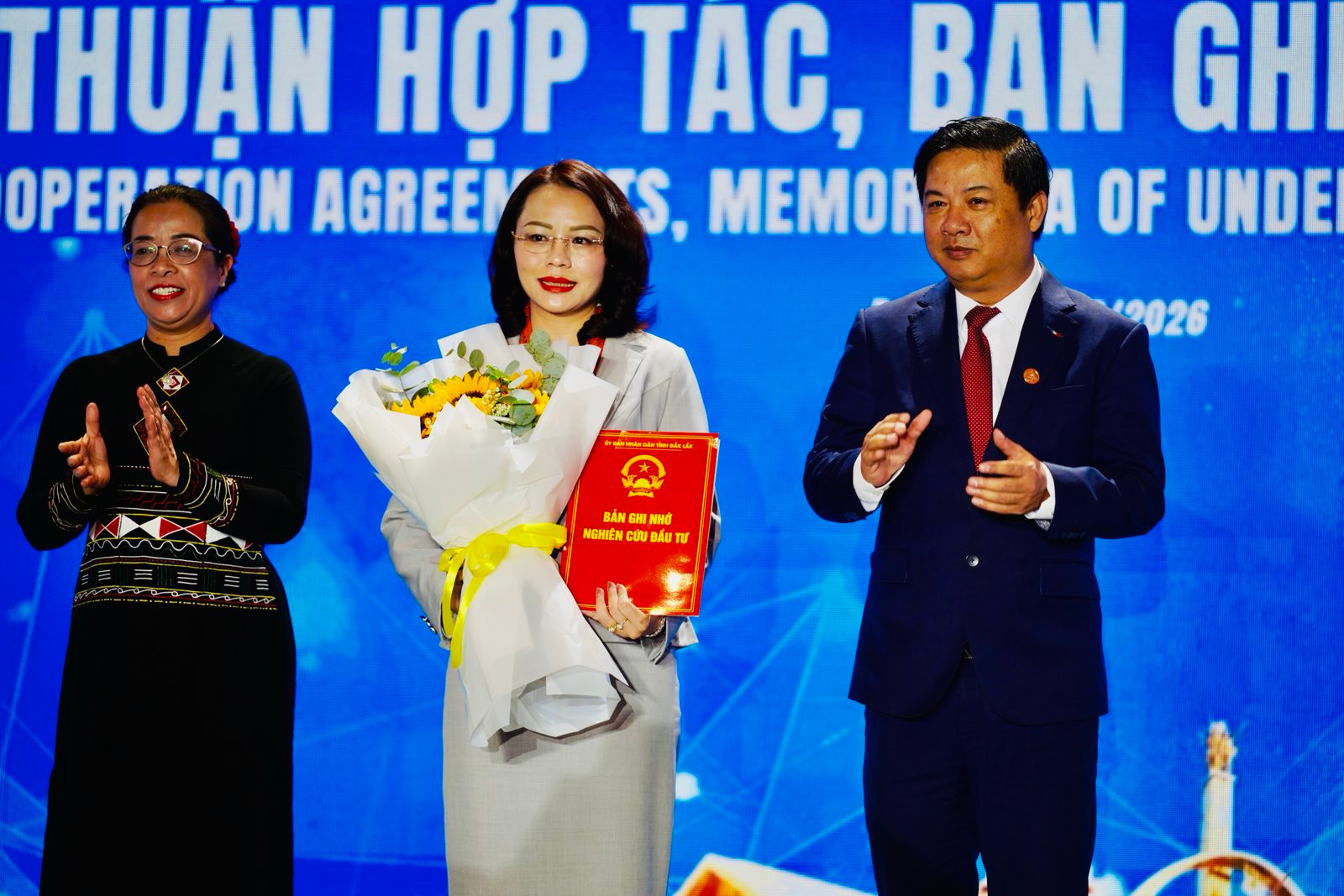 dai-dien-tap-doan-flc-ba-huong-tran-kieu-dung-pho-chu-tich-thuong-truc-nhan-bien-ban-ghi-nho-hop-tac-dau-tu-voi-tinh-dak-lak.jpg