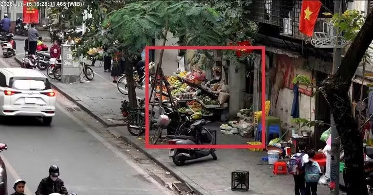 Hà Nội xử phạt đến 6 triệu đồng hành vi lấn chiếm vỉa hè, lòng đường - Ảnh 1.