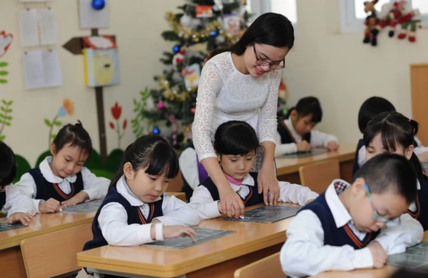 Từ 1/7, lương giáo viên cao nhất 17,15 triệu đồng/tháng, chưa kể phụ cấp - Ảnh 1.