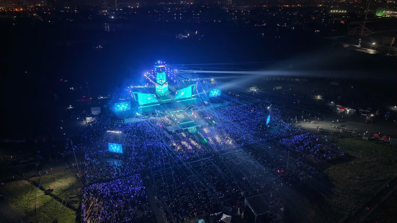 Biển người ở concert Thanh xuân nhìn từ trên cao - Ảnh 1.