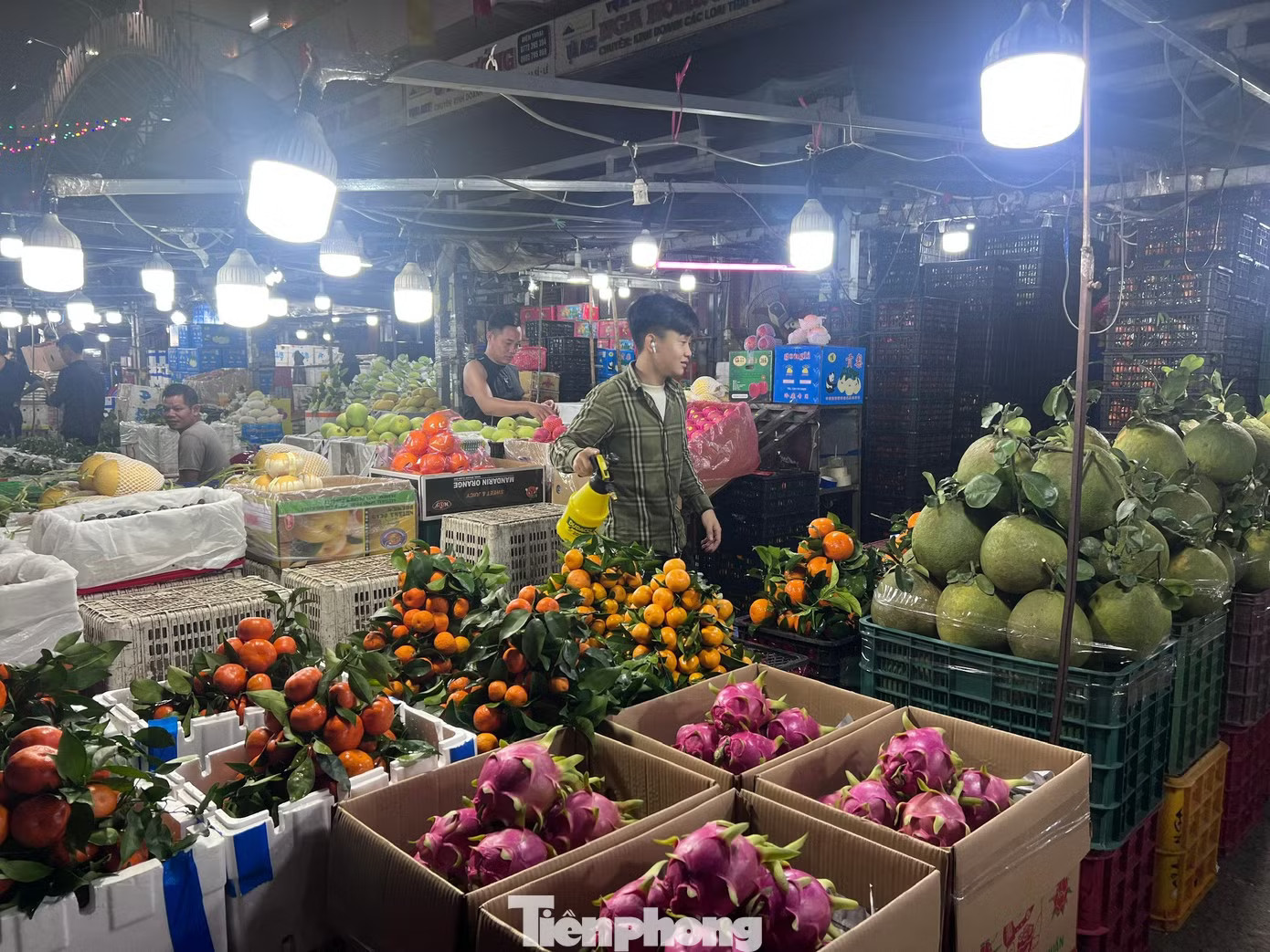 Lý do giá trái cây mùa hè ở TPHCM... rẻ 'sập sàn' - Ảnh 3.