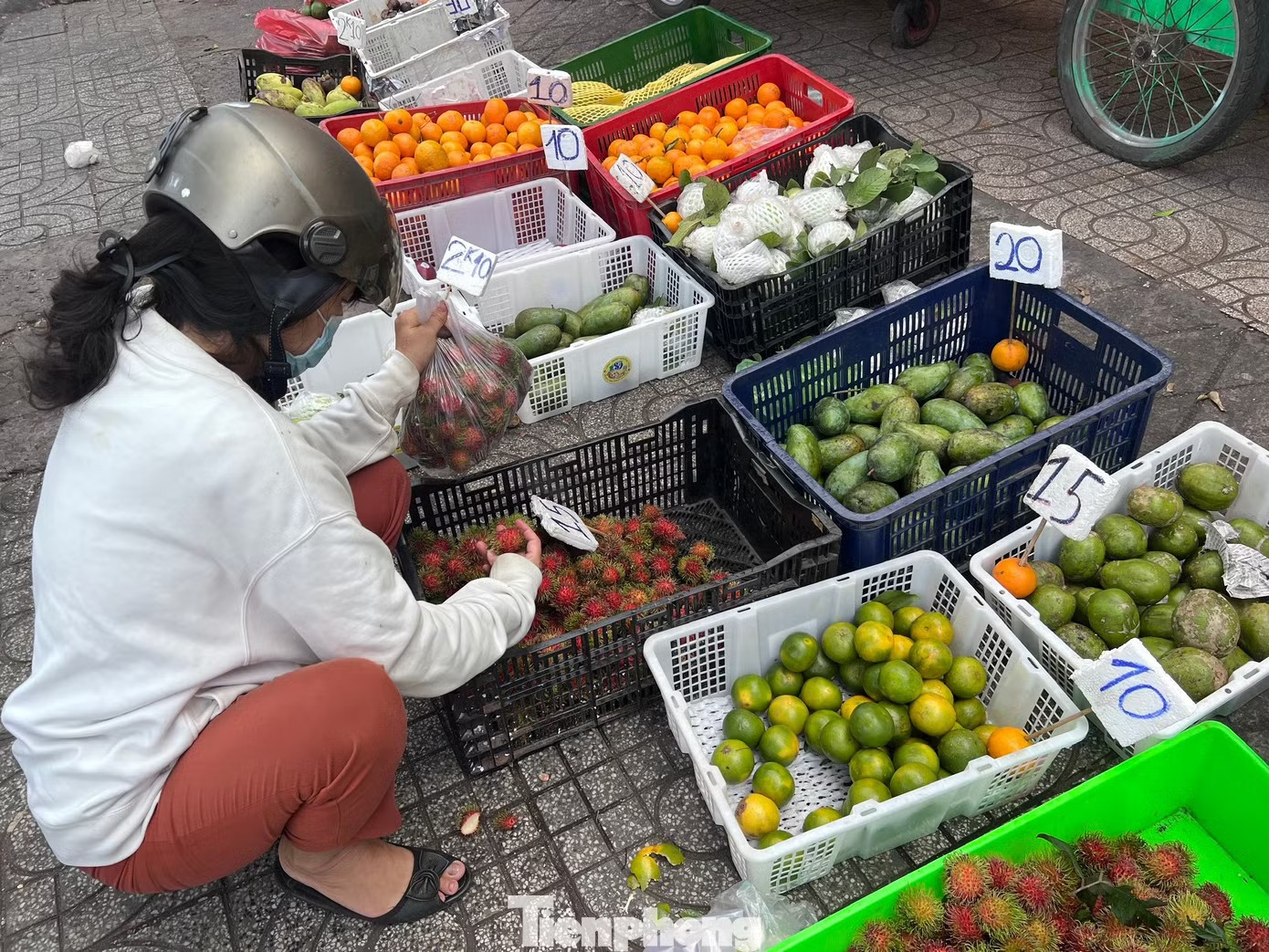 Lý do giá trái cây mùa hè ở TPHCM... rẻ 'sập sàn' - Ảnh 2.