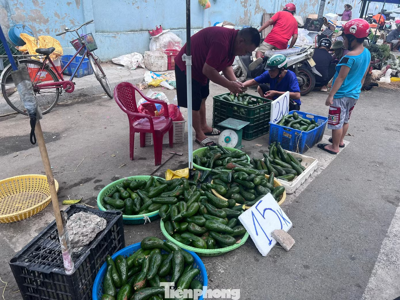 Lý do giá trái cây mùa hè ở TPHCM... rẻ 'sập sàn' - Ảnh 1.