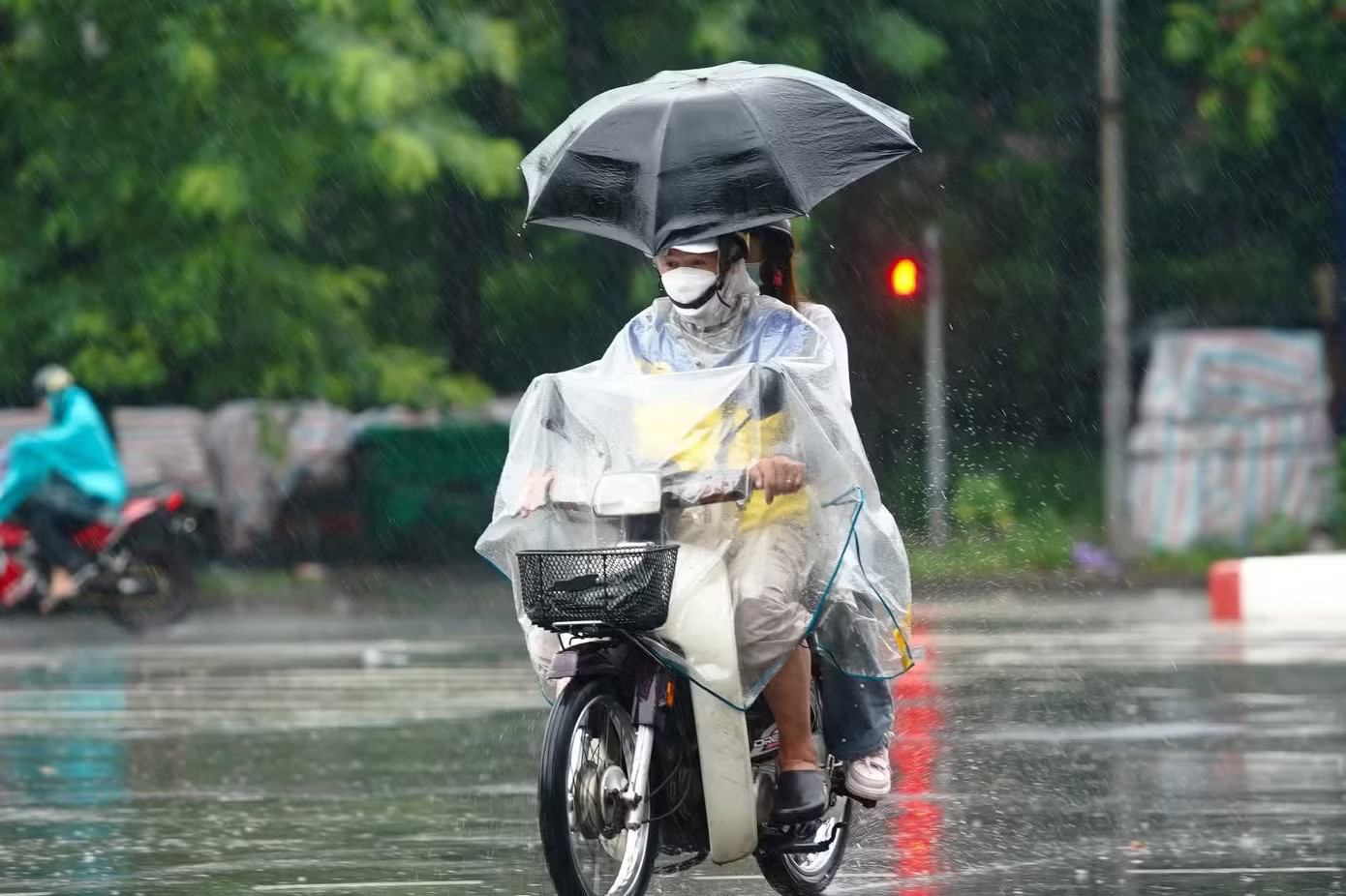 Miền Bắc đón mưa dông liên tiếp - Ảnh 1.