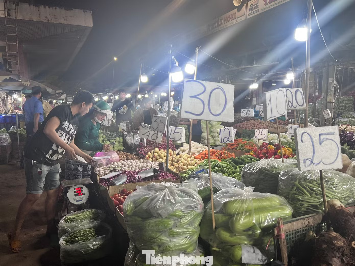 Lý do giá trái cây mùa hè ở TPHCM... rẻ 'sập sàn' - Ảnh 4.