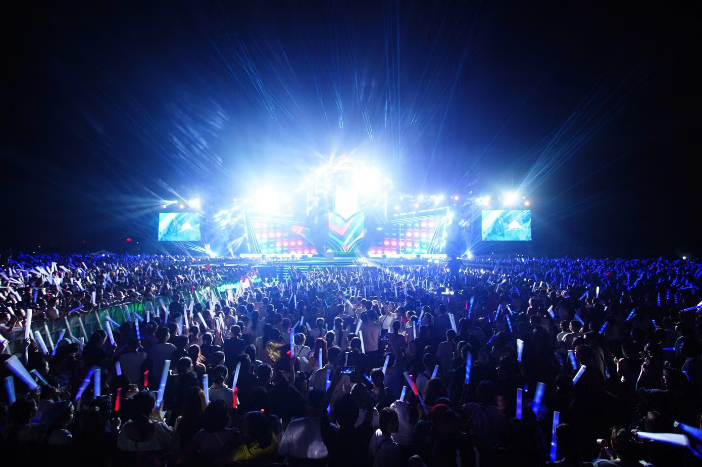 Biển người ở concert Thanh xuân nhìn từ trên cao - Ảnh 2.
