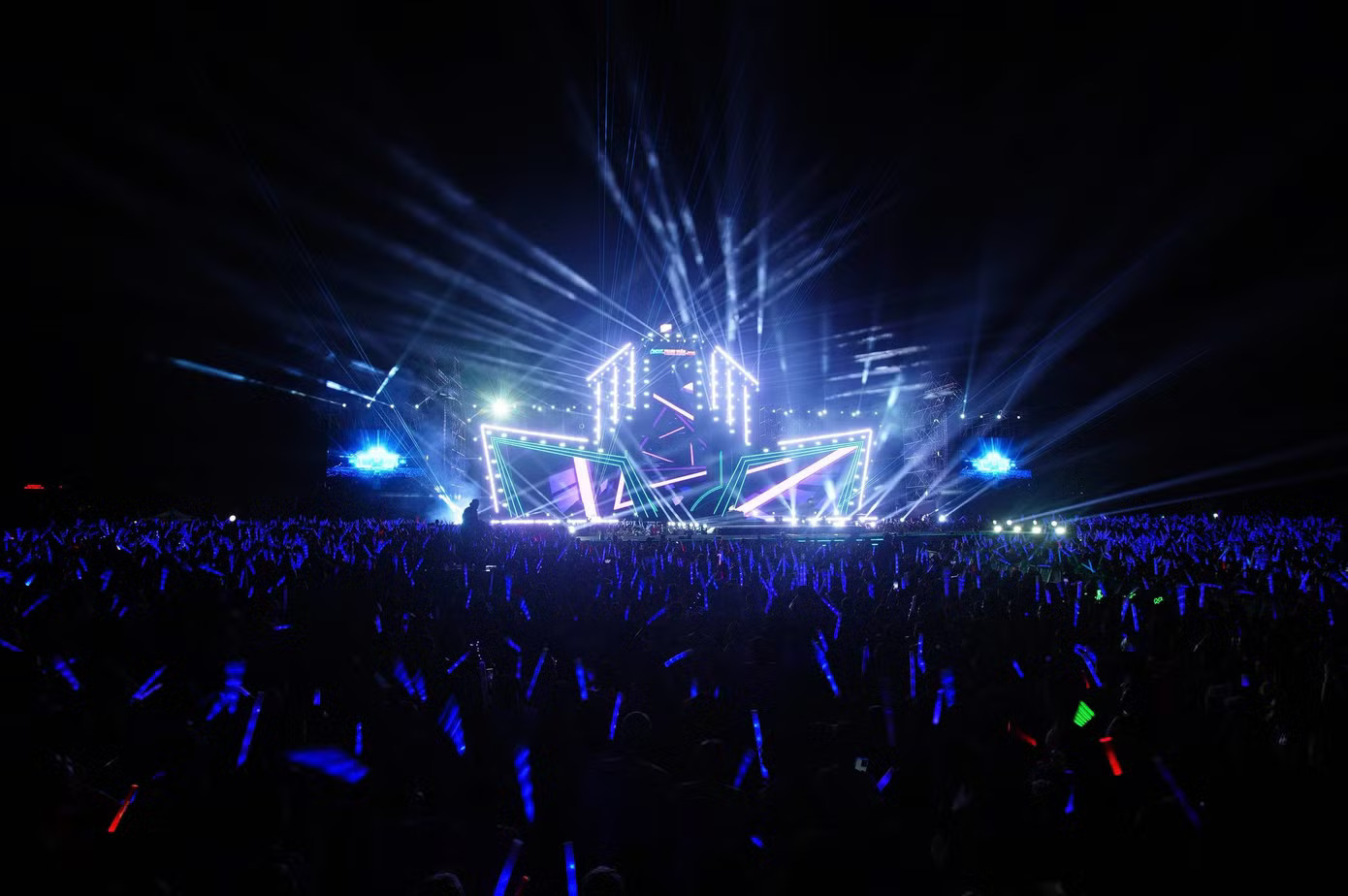 Biển người ở concert Thanh xuân nhìn từ trên cao - Ảnh 3.