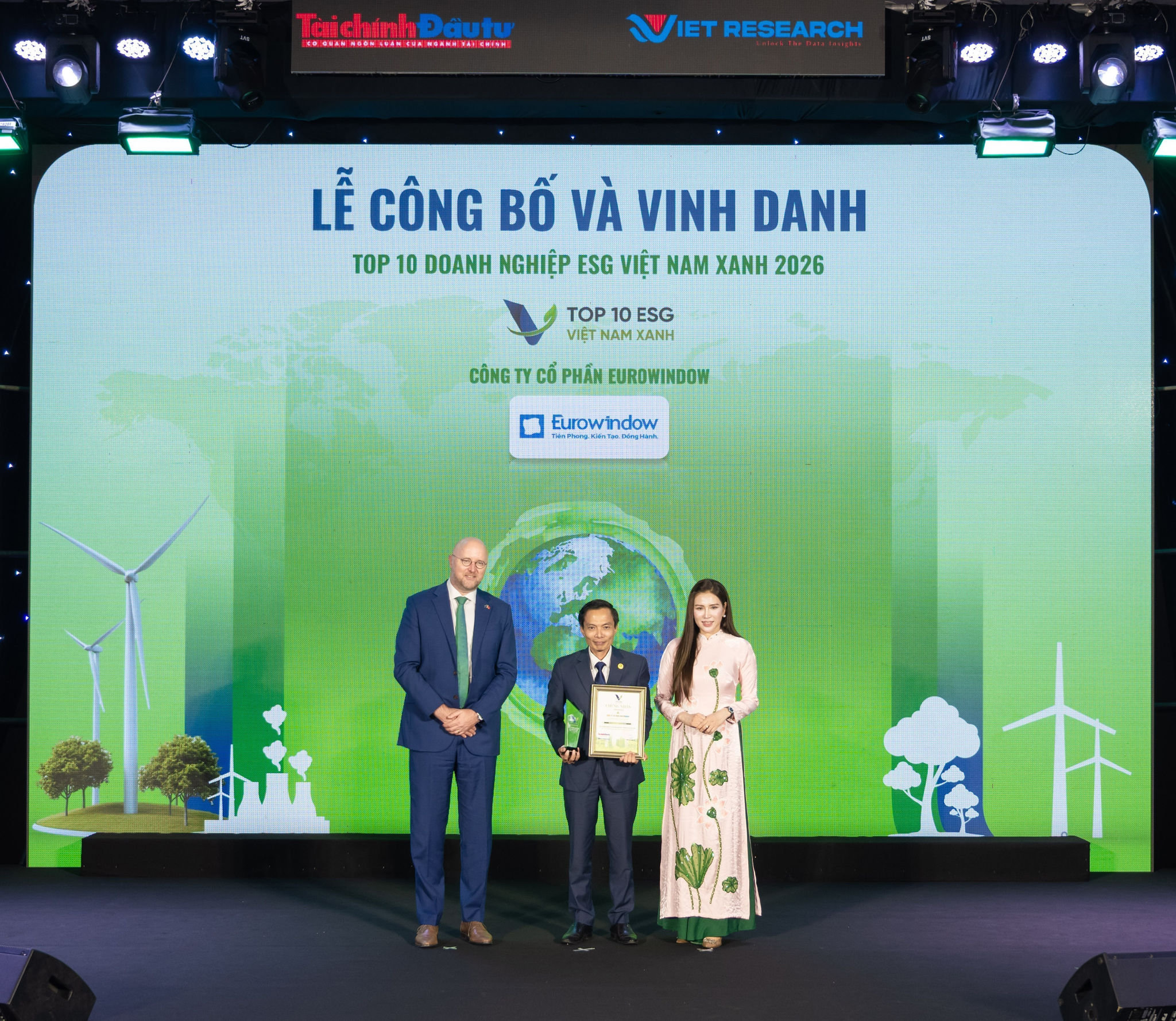 2 năm liên tiếp EUROWINDOW vinh danh Top 10 doanh nghiệp ESG Việt Nam Xanh - Ảnh 1.