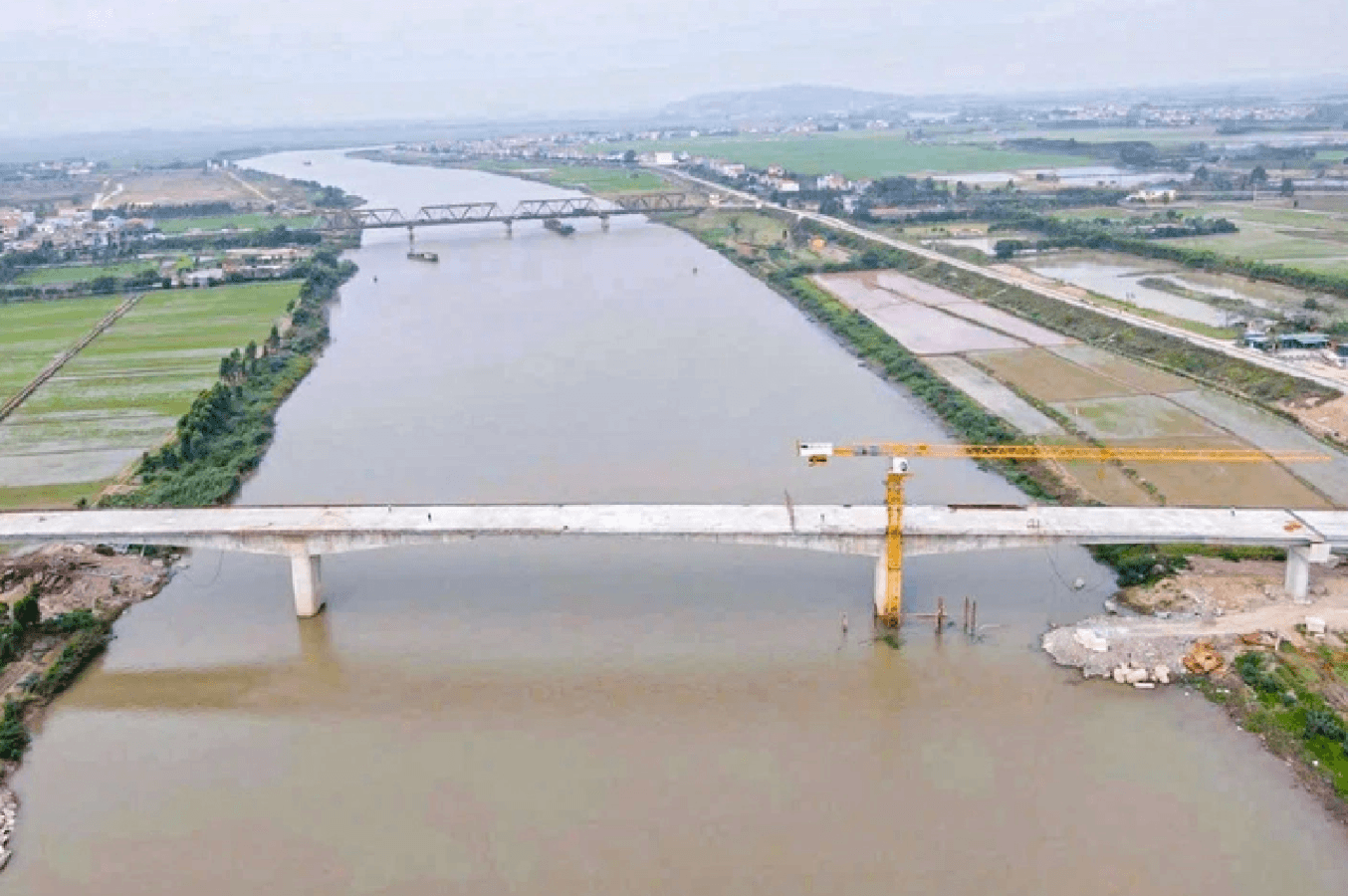Khoảng 2 tháng nữa, chính thức phá dỡ cây cầu duy nhất Việt Nam có đường sắt chung đường bộ- Ảnh 1.