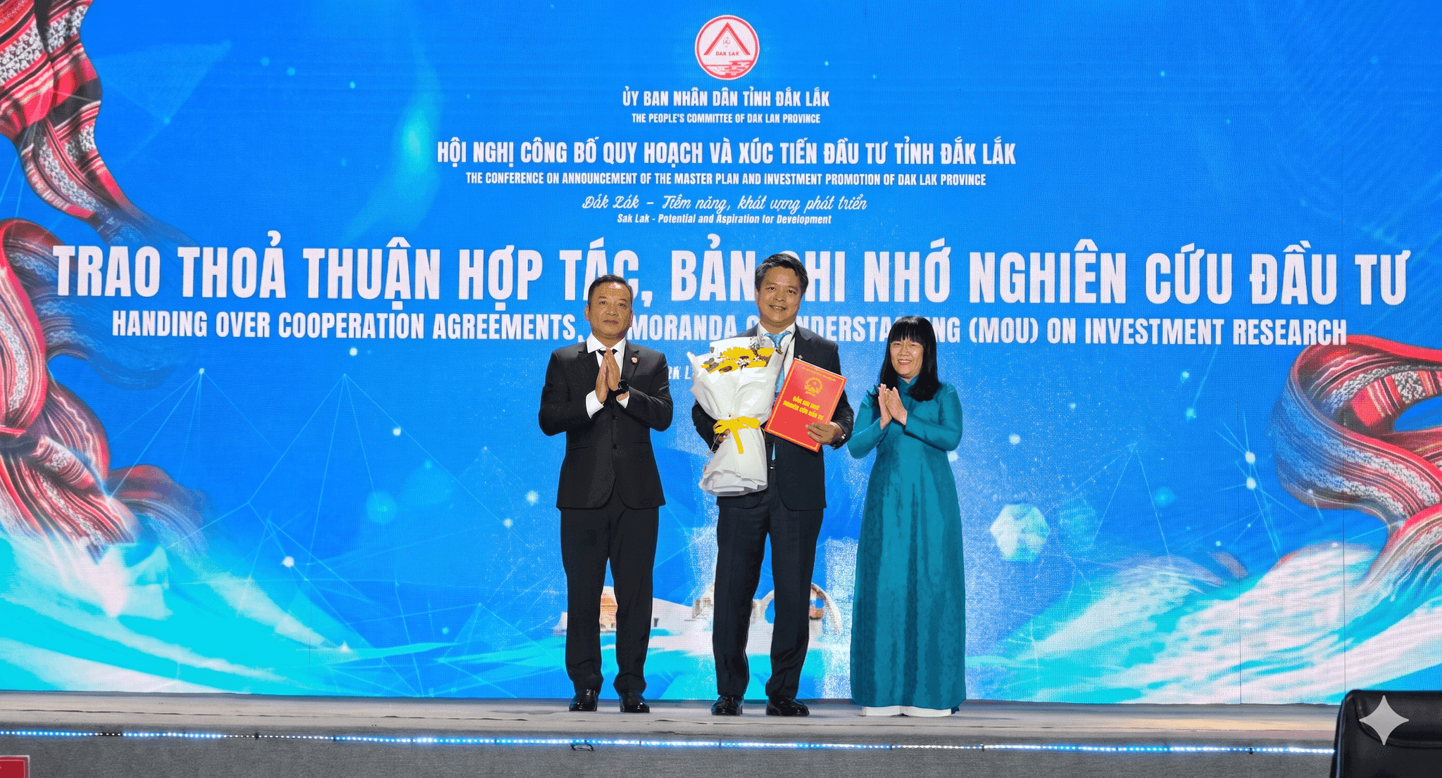 Ông Vũ An - Phó Tổng Giám đốc PVFCCo - Phú Mỹ nhận Bản ghi nhớ hợp tác nghiên cứu đầu tư từ lãnh đạo UBND tỉnh Đắk Lắk tại lễ ký kết