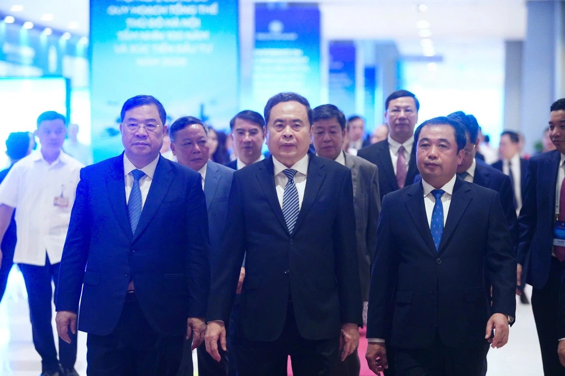 Đồng loạt khởi công 5 tuyến metro, xây cầu vượt sông Hồng: Chủ tịch Hà Nội khẳng định hạ tầng tạo lợi thế cạnh tranh khác biệt - Ảnh 1.