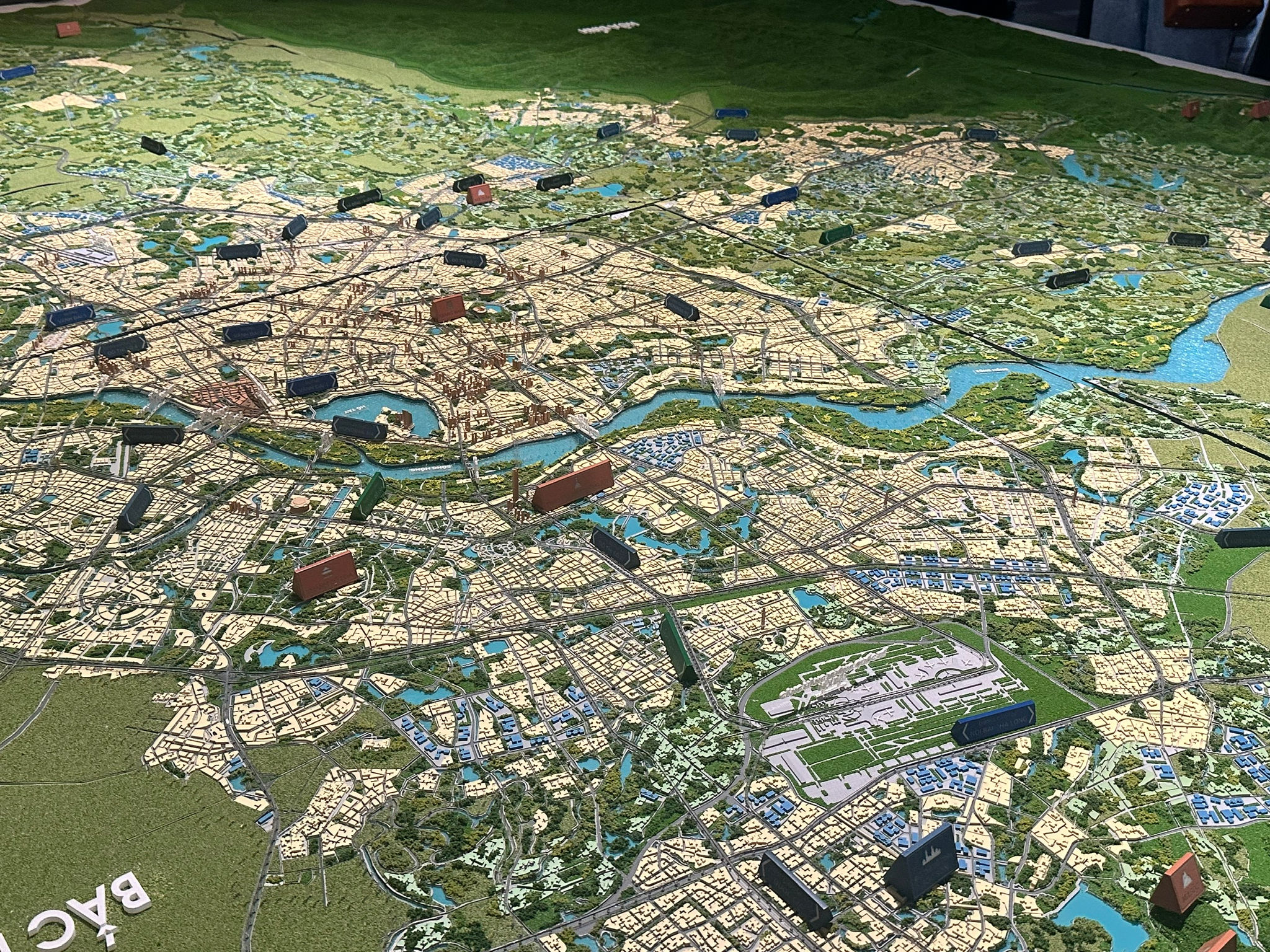 Quy hoạch Hà Nội 100 năm: Hé lộ mô hình chùm đô thị hướng tâm kết nối toàn Vùng Thủ đô - Ảnh 1.