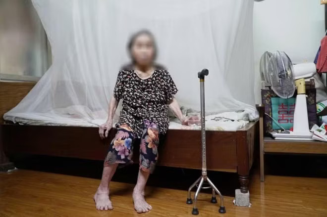 Hà Nội yêu cầu làm rõ vụ bà cụ 87 tuổi được khiêng đến phường Bạch Mai làm thủ tục hành chính - Ảnh 1.
