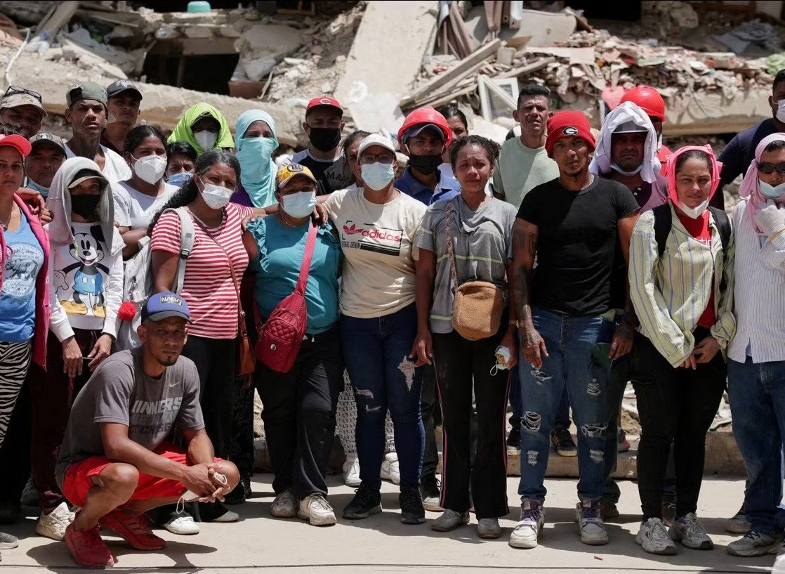 Vừa bị trục xuất khỏi Mỹ, hàng trăm người Venezuela mất tích trong thảm họa động đất - Ảnh 1.