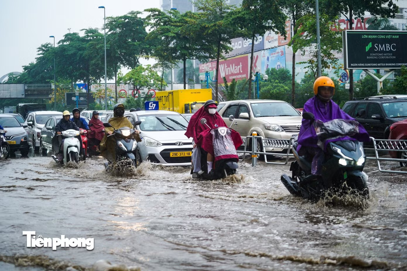 Miền Bắc mưa lớn đỉnh điểm - Ảnh 1.