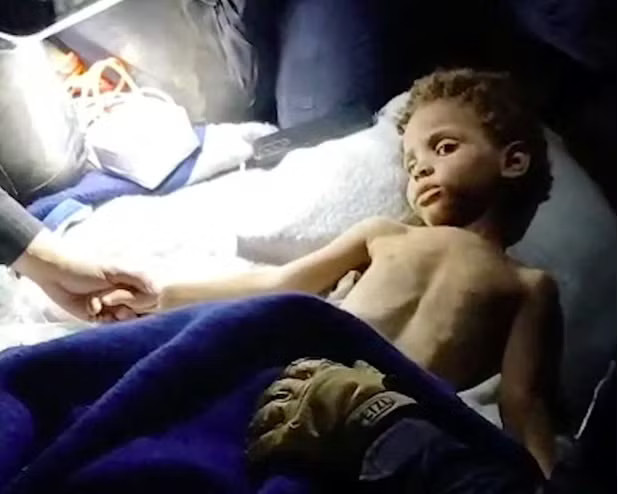 Bé Klieber Moran được cứu lên từ đống đổ nát 6 ngày sau 2 trận động đất. (Ảnh: Reuters) Phép màu giữa cảnh tang thương Venezuela - Ảnh 1.