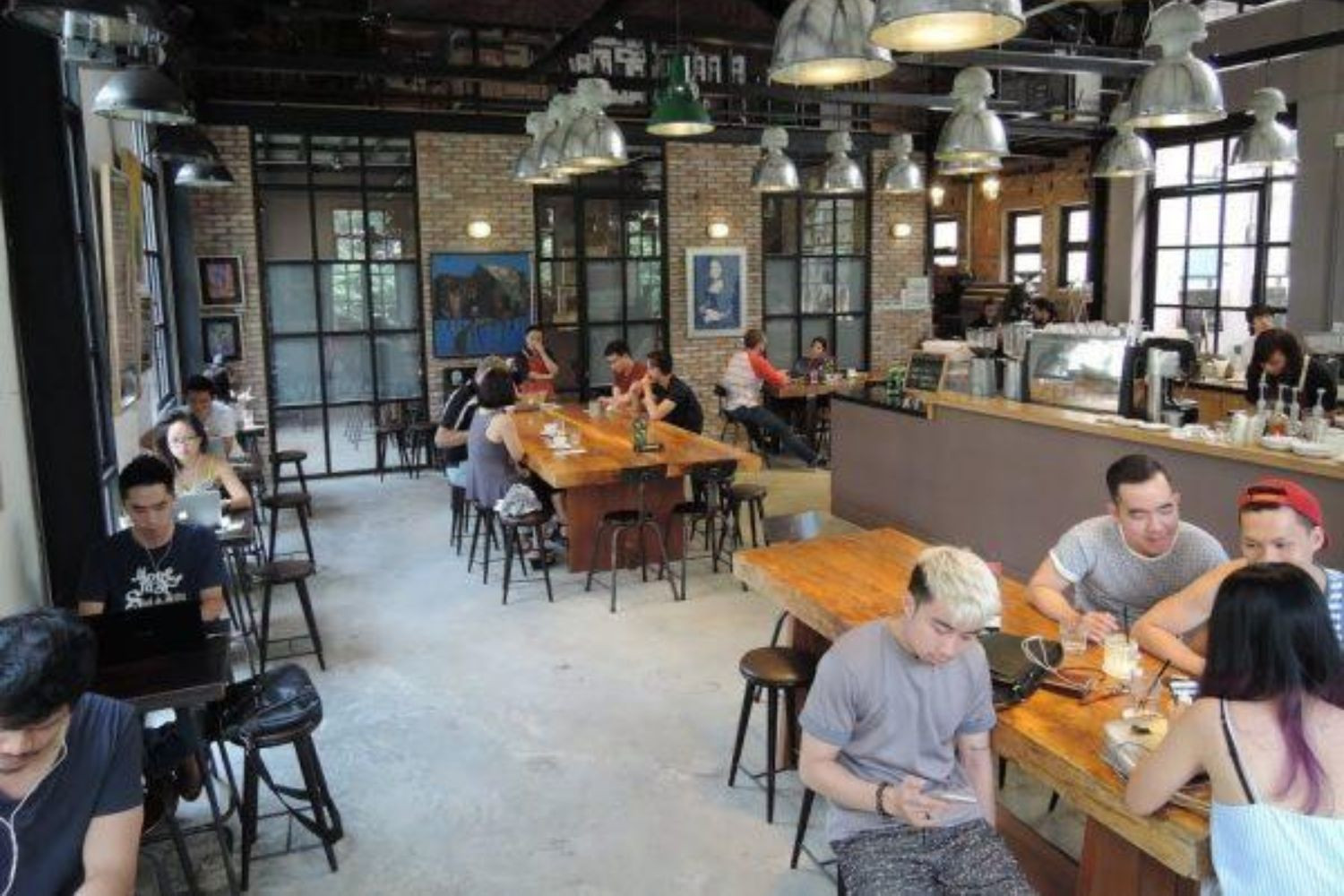 Không gian bên trong một quán cafe