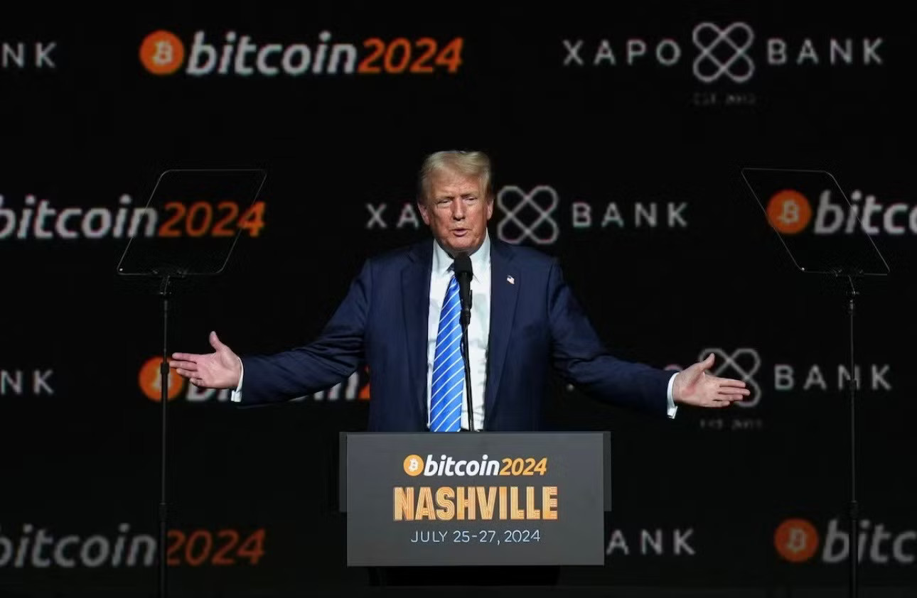 Tổng thống Mỹ Donald Trump phát biểu tại hội nghị bitcoin năm 2024. (Ảnh: Reuters) Gia đình Tổng thống Mỹ Trump có thu nhập 1,4 tỷ USD từ các dự án tiền mã hóa - Ảnh 1.