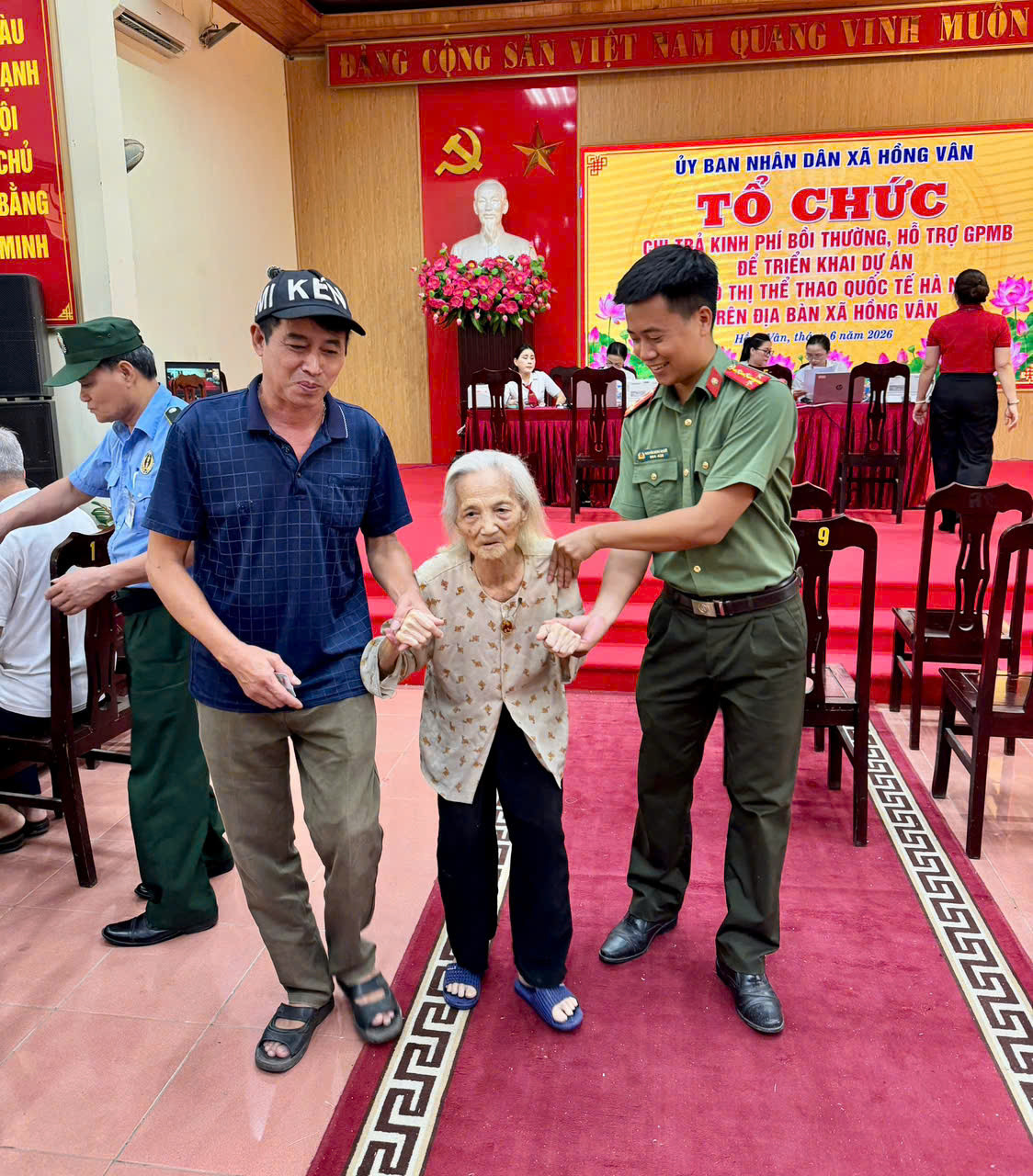 Khởi động đợt bồi thường lớn chưa từng có tại dự án của Vingroup, người dân phải dùng xe máy để chở tiền về - Ảnh 2.