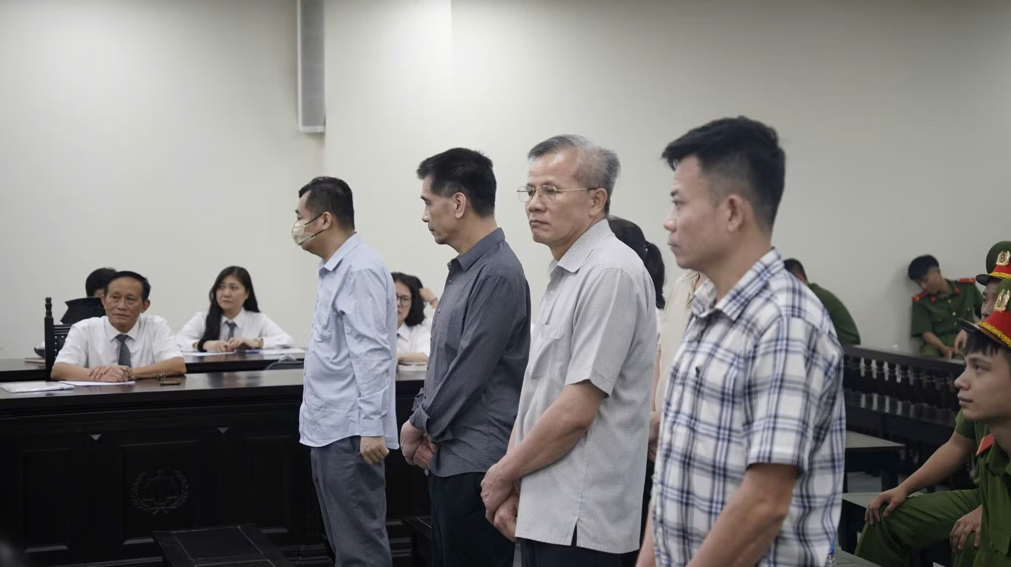 Tuyên án 17 cựu lãnh đạo, cán bộ doanh nghiệp Nhà nước: Bị cáo lĩnh mức án cao nhất 29 năm tù, buộc nộp lại 6,8 tỷ đồng - Ảnh 1.