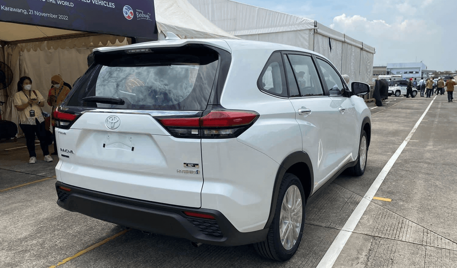 Chiều lòng khách gia đình Việt, Toyota Innova giá còn 580 triệu, xem ưng ý là có ngay mẫu MPV 7 chỗ ‘gầm cao, máy thoáng’ - Ảnh 1.