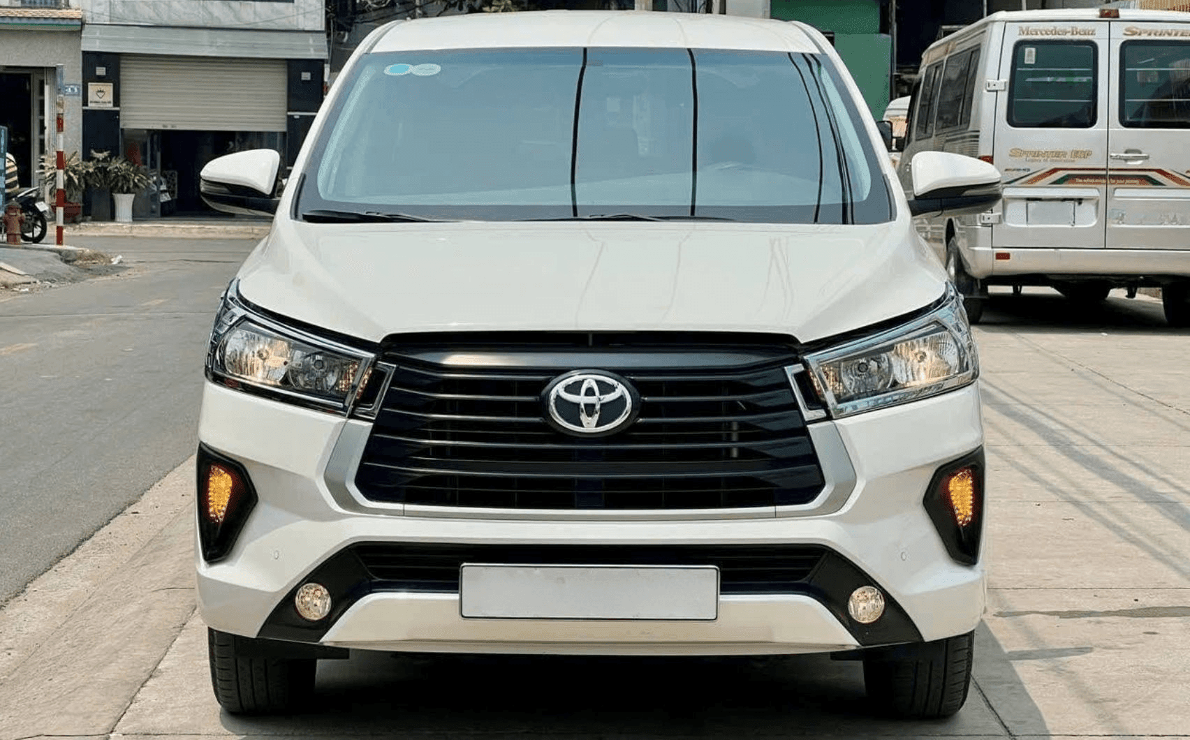 Chiều lòng khách gia đình Việt, Toyota Innova giá còn 580 triệu, xem ưng ý là có ngay mẫu MPV 7 chỗ ‘gầm cao, máy thoáng’ - Ảnh 2.