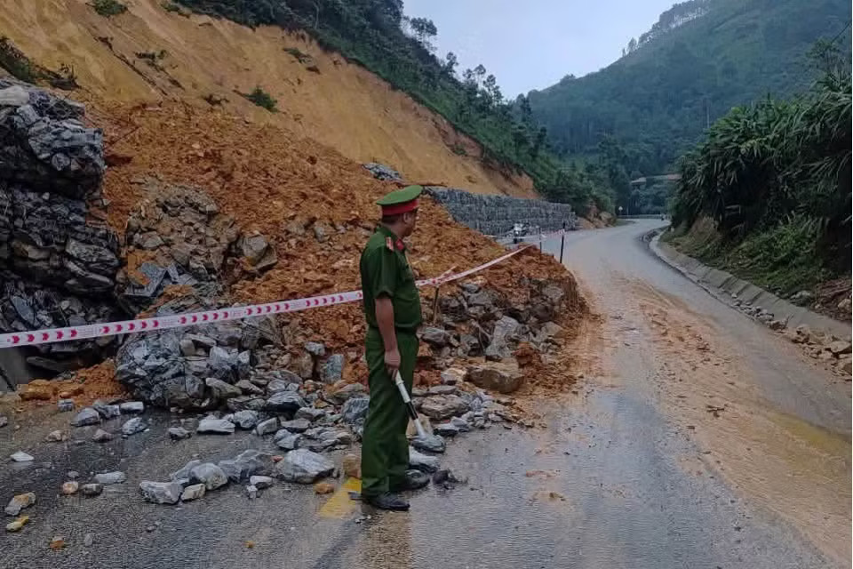 Mưa lớn gây sạt lở, ngập úng nhiều nơi, Lào Cai cảnh báo khẩn - Ảnh 6.
