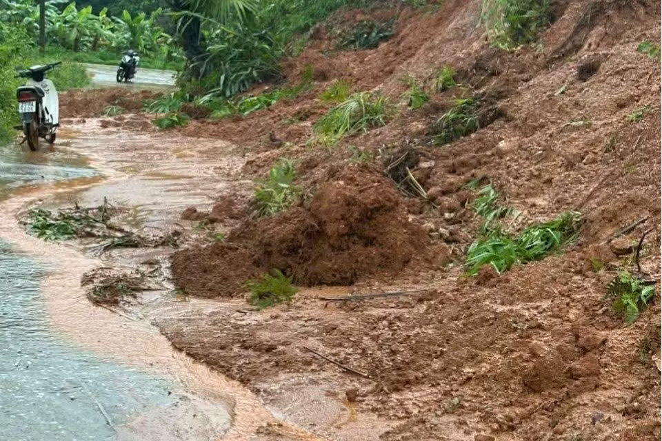 Mưa lớn gây sạt lở, ngập úng nhiều nơi, Lào Cai cảnh báo khẩn - Ảnh 4.