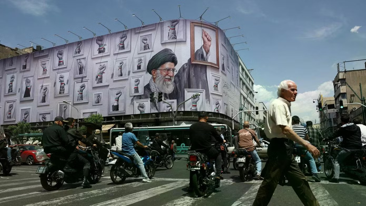 Một tấm banner có hình chân dung cố Lãnh tụ Tối cao Iran Ali Khamenei ở thủ đô Tehran. (Ảnh: Reuters) Iran chuẩn bị tang lễ cố Lãnh tụ Tối cao Ali Khamenei - Ảnh 2.