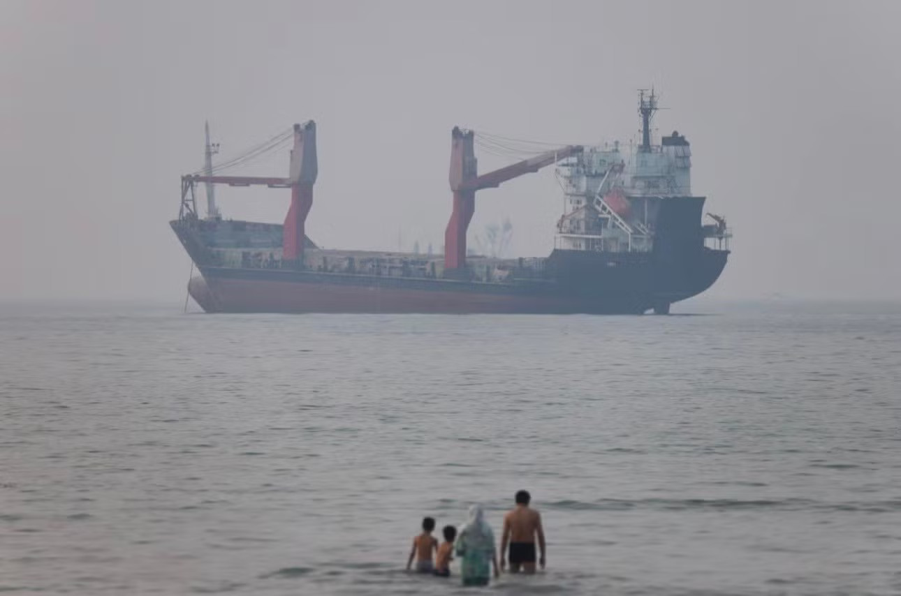 Khu vực eo biển Hormuz. (Ảnh: Reuters) Mỹ - Iran kết thúc đàm phán gián tiếp, số phận eo biển Hormuz vẫn lơ lửng - Ảnh 1.