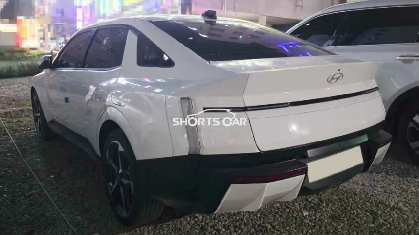 Hyundai Elantra 2027-a112