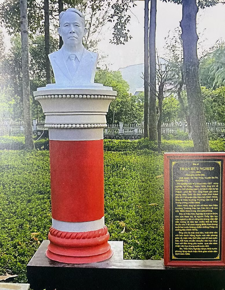 Tượng bác sĩ Trần Hữu Nghiệp trong vườn tượng Danh nhân Y học tại Quy Nhơn. tuong.jpg -0