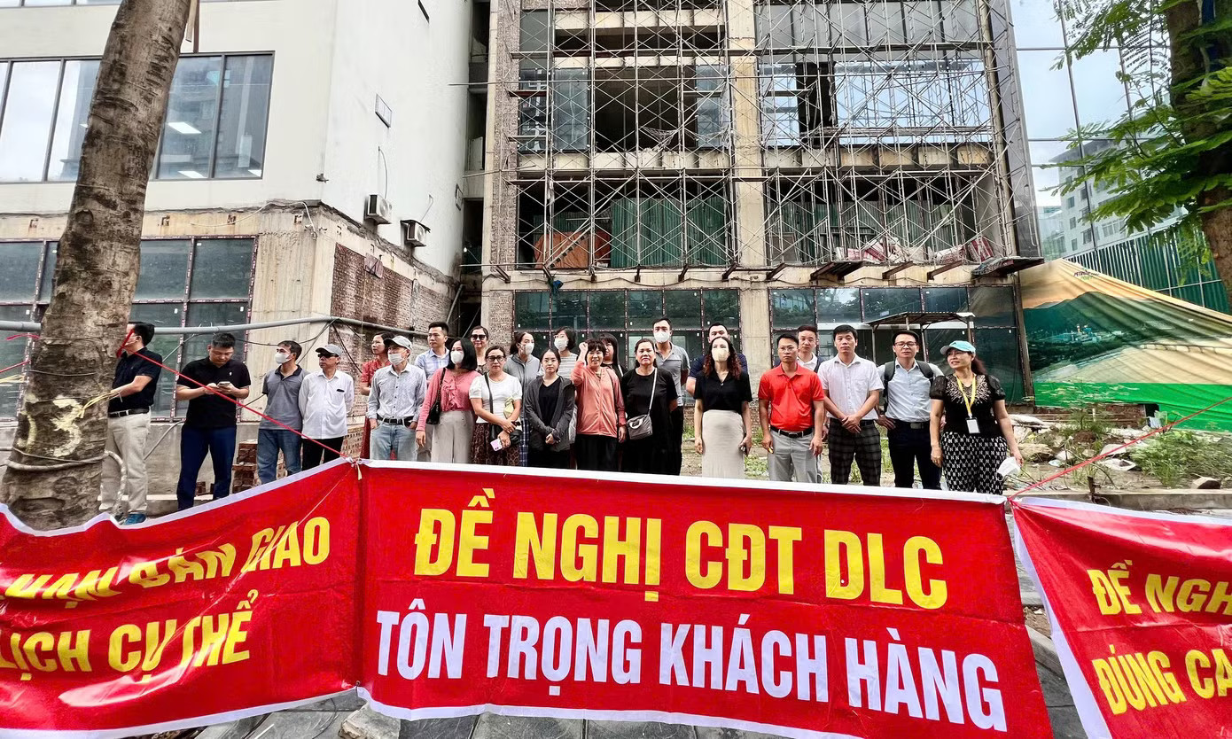 Chung cư 'đất vàng' Hà Nội nhiều lần trễ hẹn bàn giao nhà bất ngờ hoạt động 'chui' - Ảnh 1.