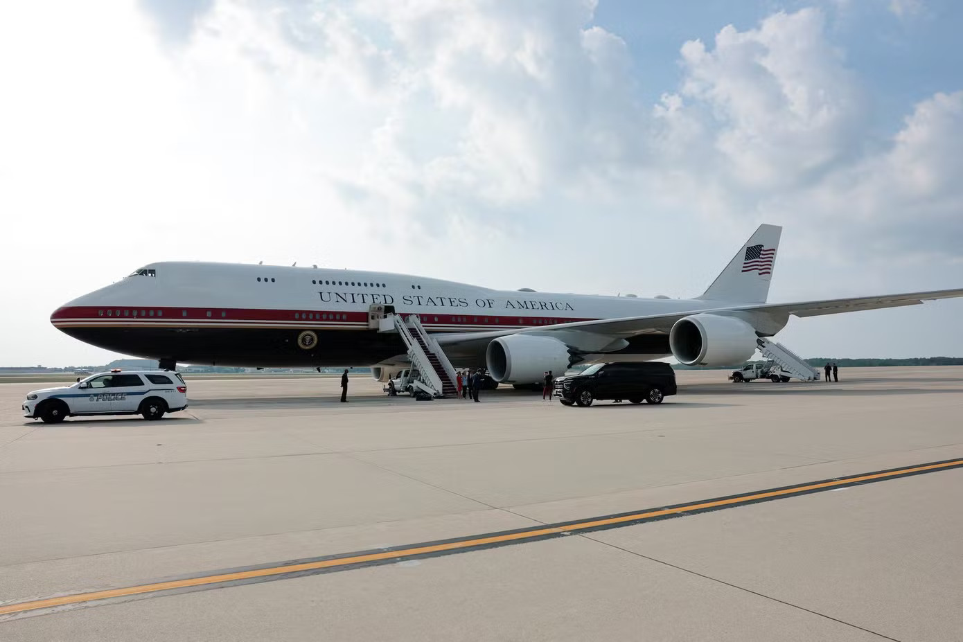 Ông Trump lần đầu đi chuyên cơ 'Nhà Trắng biết bay' xa hoa chưa từng có - Ảnh 1.