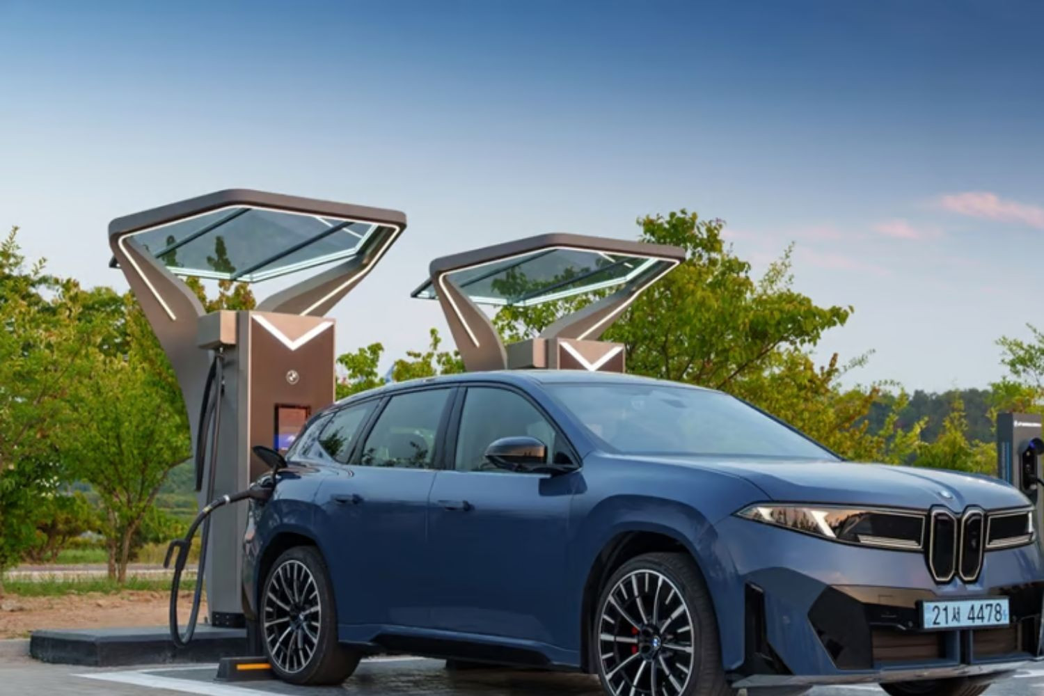 BMW ra mắt trạm sạc 400 kW giúp sạc pin xe điện chỉ mất 8,5 phút - Ảnh 1.