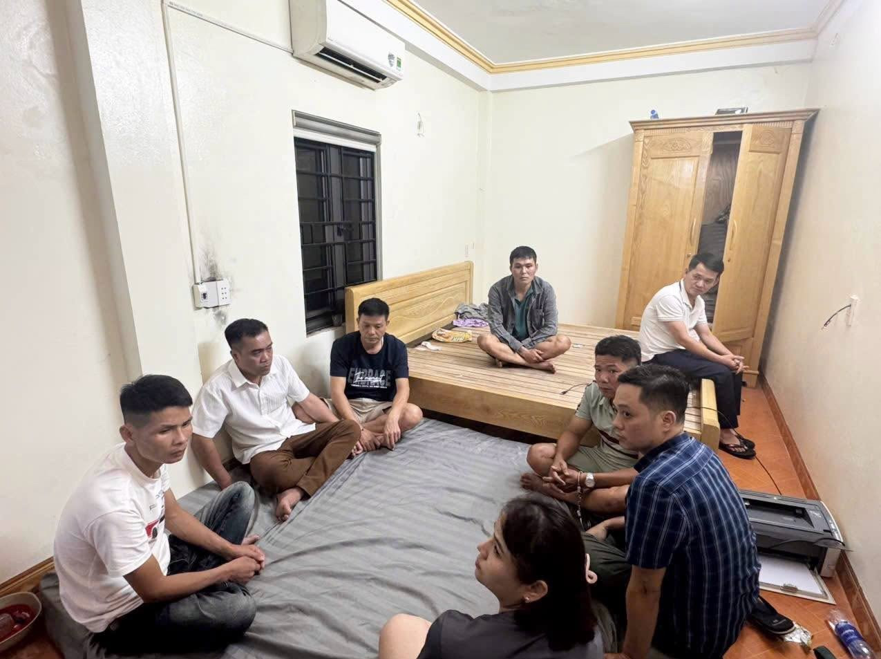 Kiểm tra phòng VIP của nhà nghỉ, bắt quả tang 6 nam 1 nữ, thu giữ 60 triệu đồng tiền mặt - Ảnh 1.