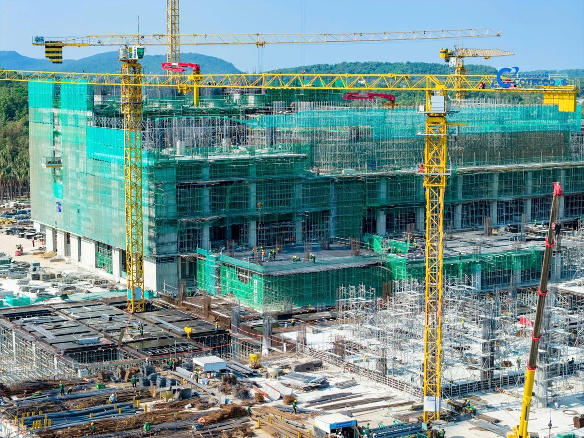 Huy động 3.600 kỹ sư, công nhân 'chạy đua' trên đại công trường 22.000 tỷ đồng, chuẩn bị cho sự kiện cực kỳ quan trọng Huy động 3.600 kỹ sư, công nhân 'chạy đua' trên đại công trường 22.000 tỷ đồng, chuẩn bị cho sự kiện cực kỳ quan trọng