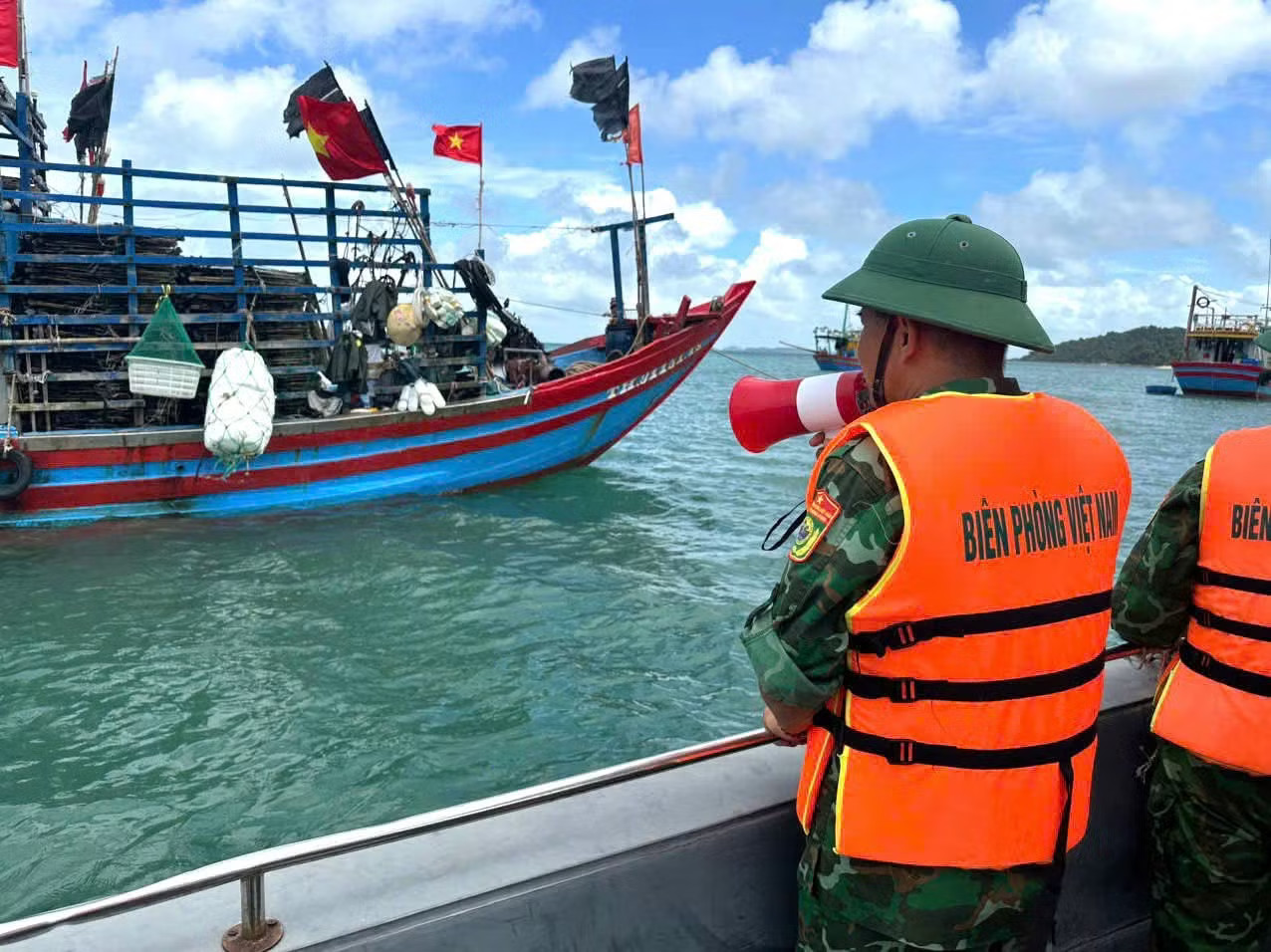 Quảng Ninh cấm biển, gấp rút ứng phó bão số 1 - Ảnh 1.