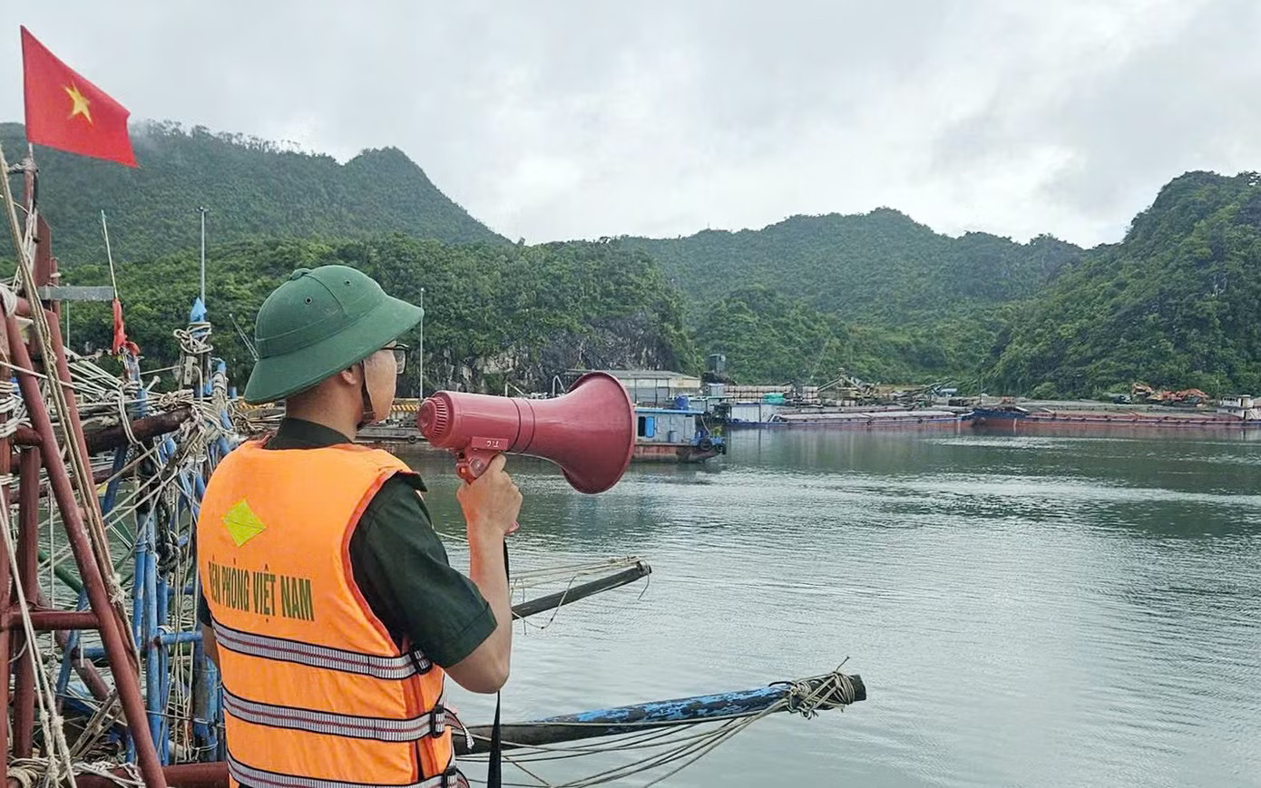 Hải Phòng cấm tàu thuyền ra khơi - Ảnh 1.
